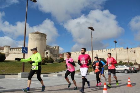 Los atletas pasan por delante del castillo de Cuéllar