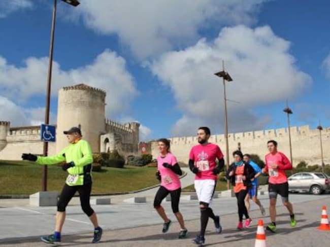 Los atletas pasan por delante del castillo de Cuéllar