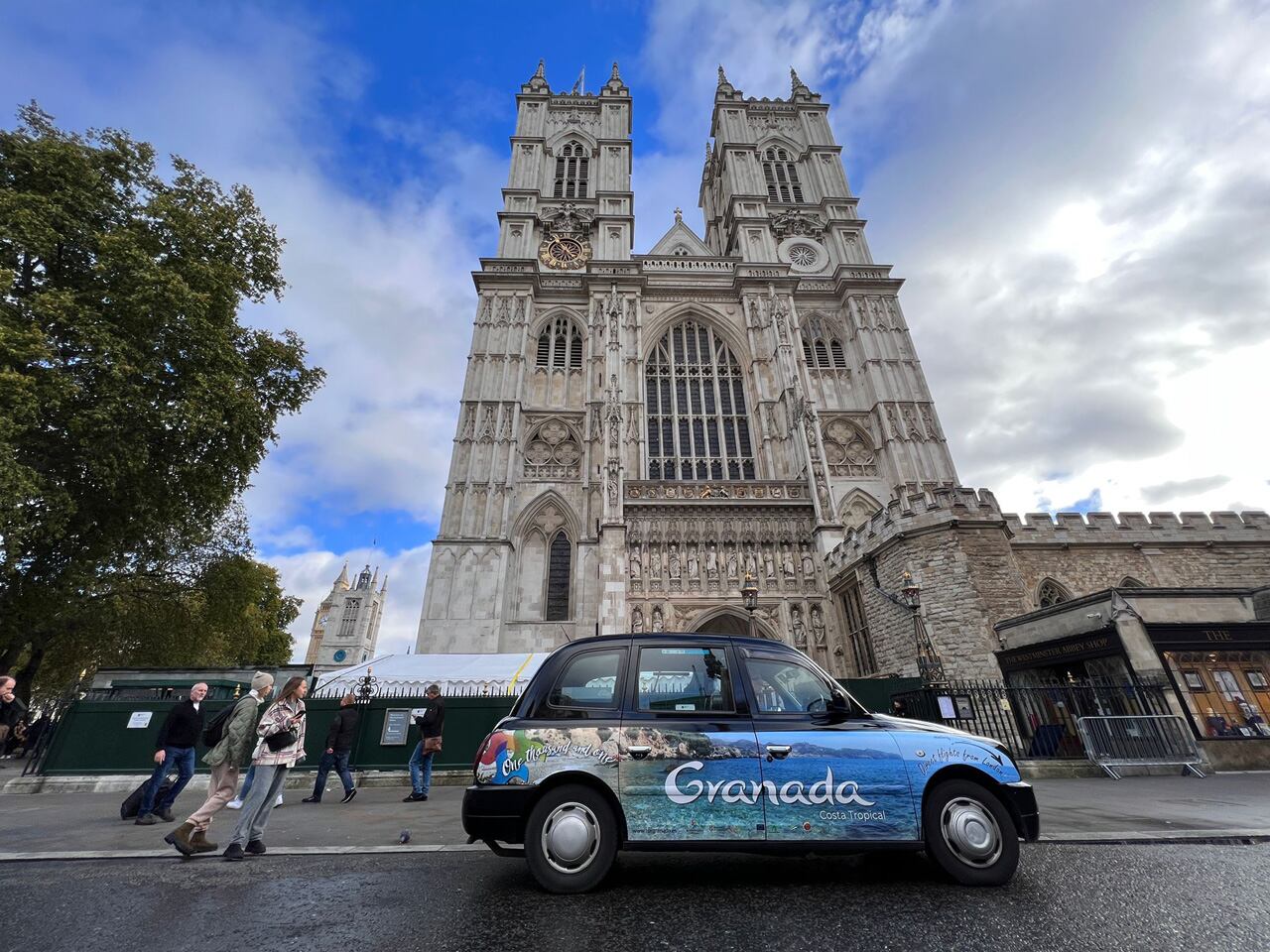 Uno de los taxis rotulados con publicidad de Granada en Londres