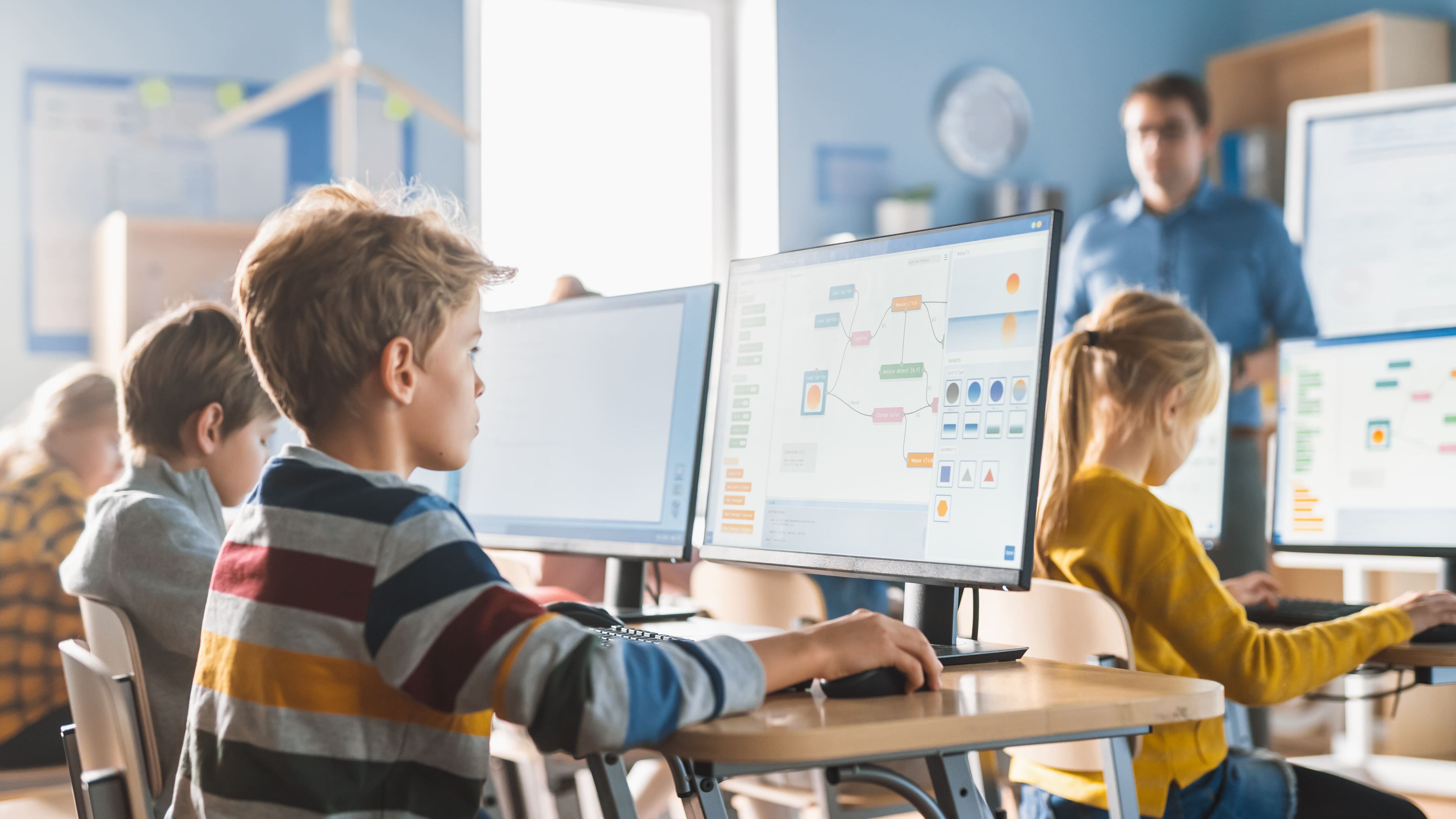 Alumnos en una clase escolar digitalizada