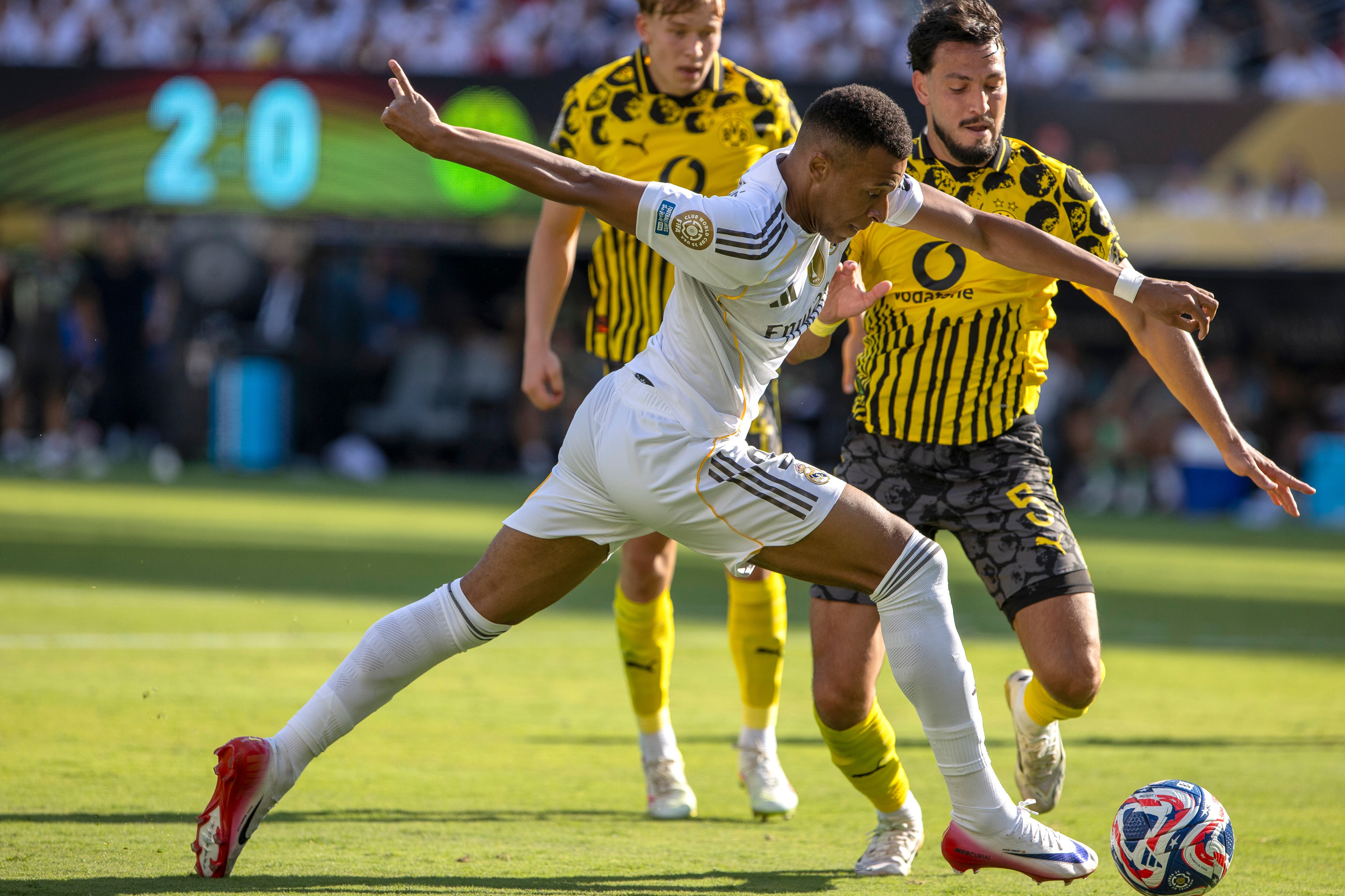 Kylian Mbappé intenta regatear a los jugadores del Dortmund