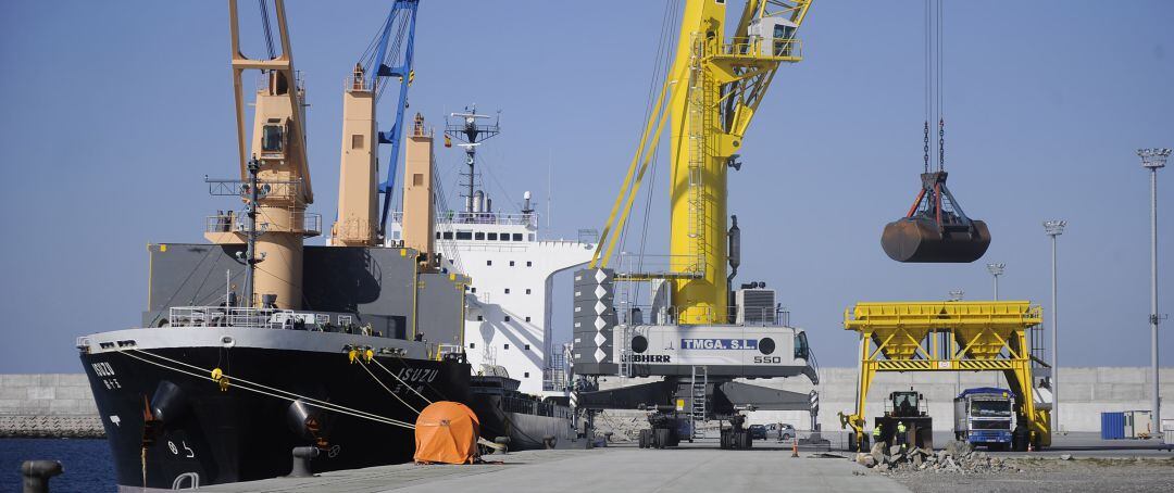 Descarga en el puerto exterior de A Coruña