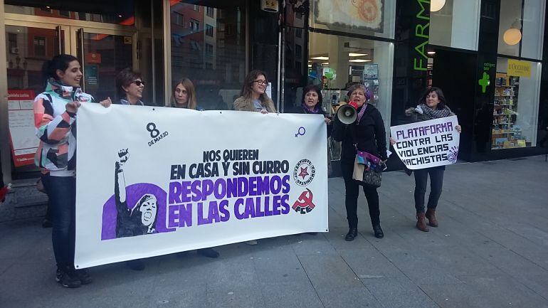 Las activistas en la protesta de la plaza de Lazúrtegui 