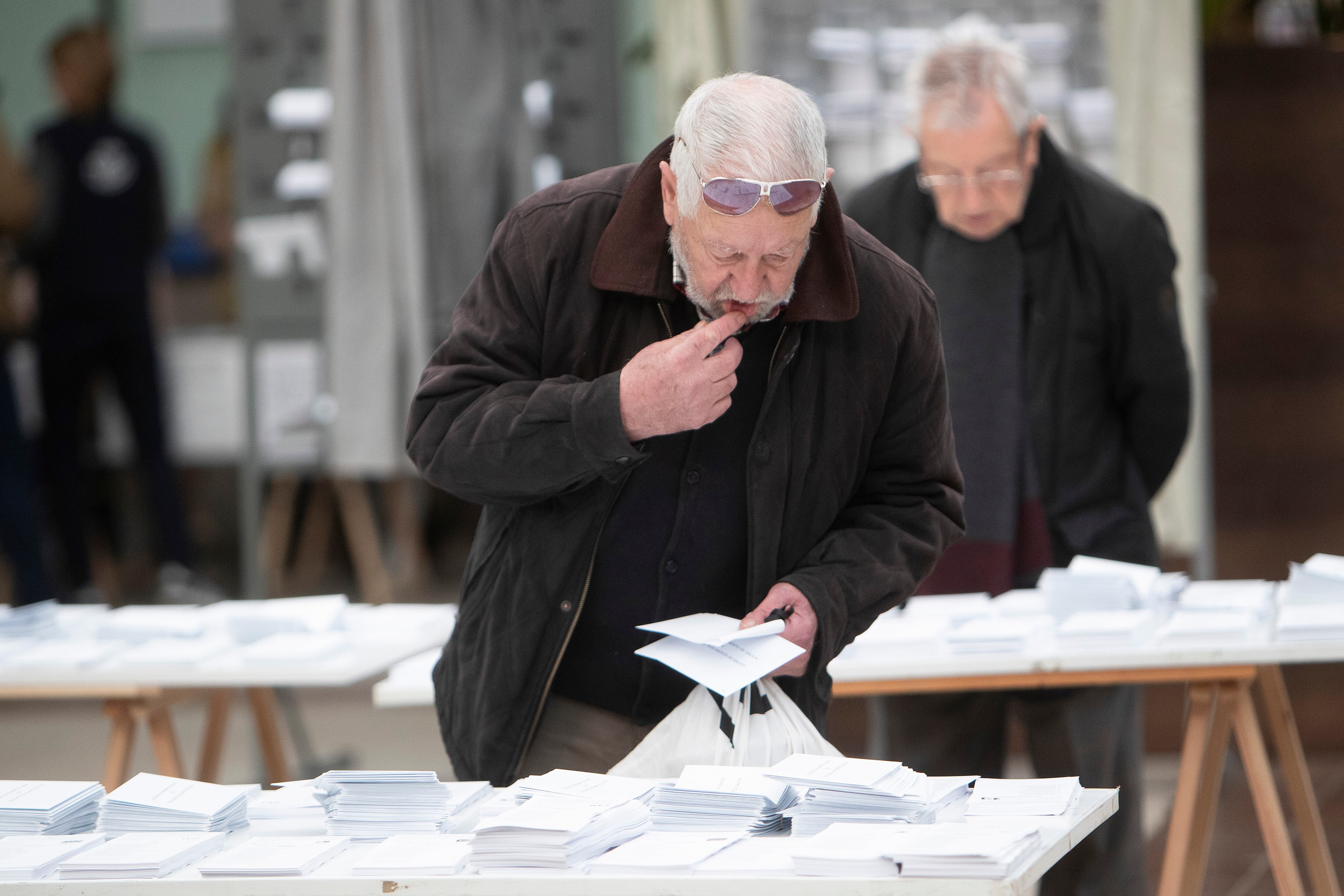 Un hombre ejerce su derecho a voto durante las elecciones autonómicas.