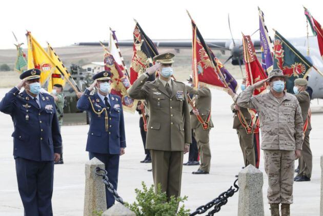 El coronel Alfonso Álvarez, junto al rey Felipe VI.