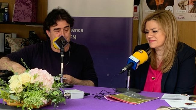 Paco Auñón, director y presentador de Hoy por Hoy Cuenca, entrevista a María Ángeles Martínez, diputada de Cultura.