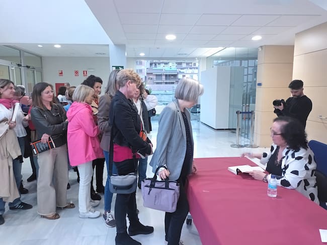 Inés Plana atendió a los lectores en la firma de libros de su nueva novela