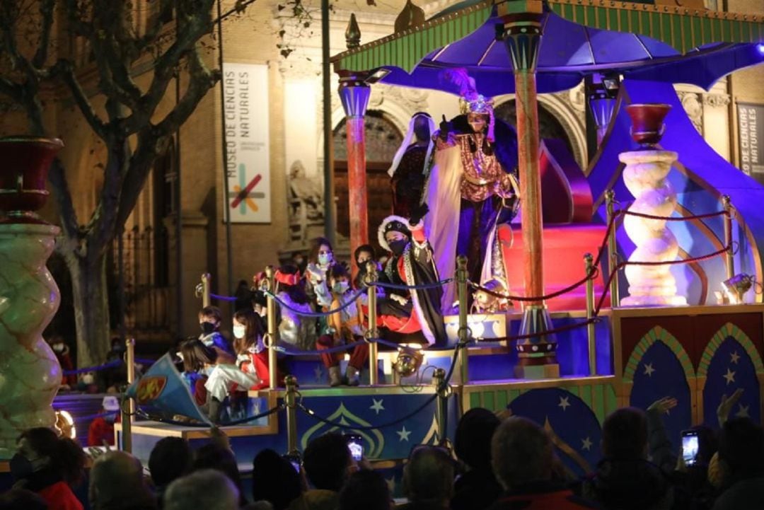 La cabalgata de los Reyes Magos de Zaragoza recupera la normalidad tras la pandemia