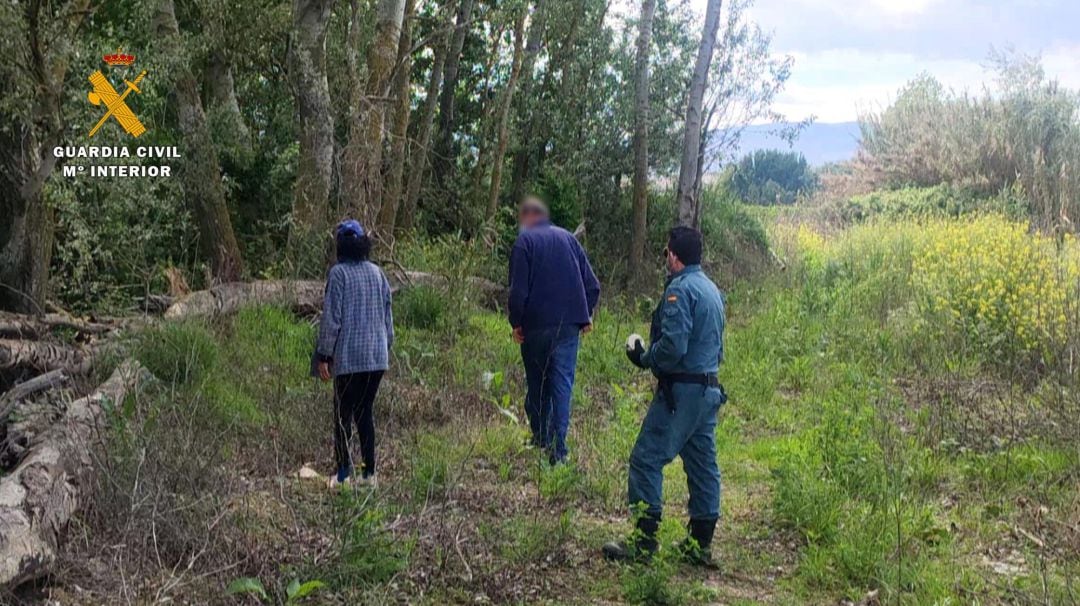 La pareja de infractores, que se saltaron el confinamiento para pescar siluros, en el momento de ser identificados por la Guardia Civil 