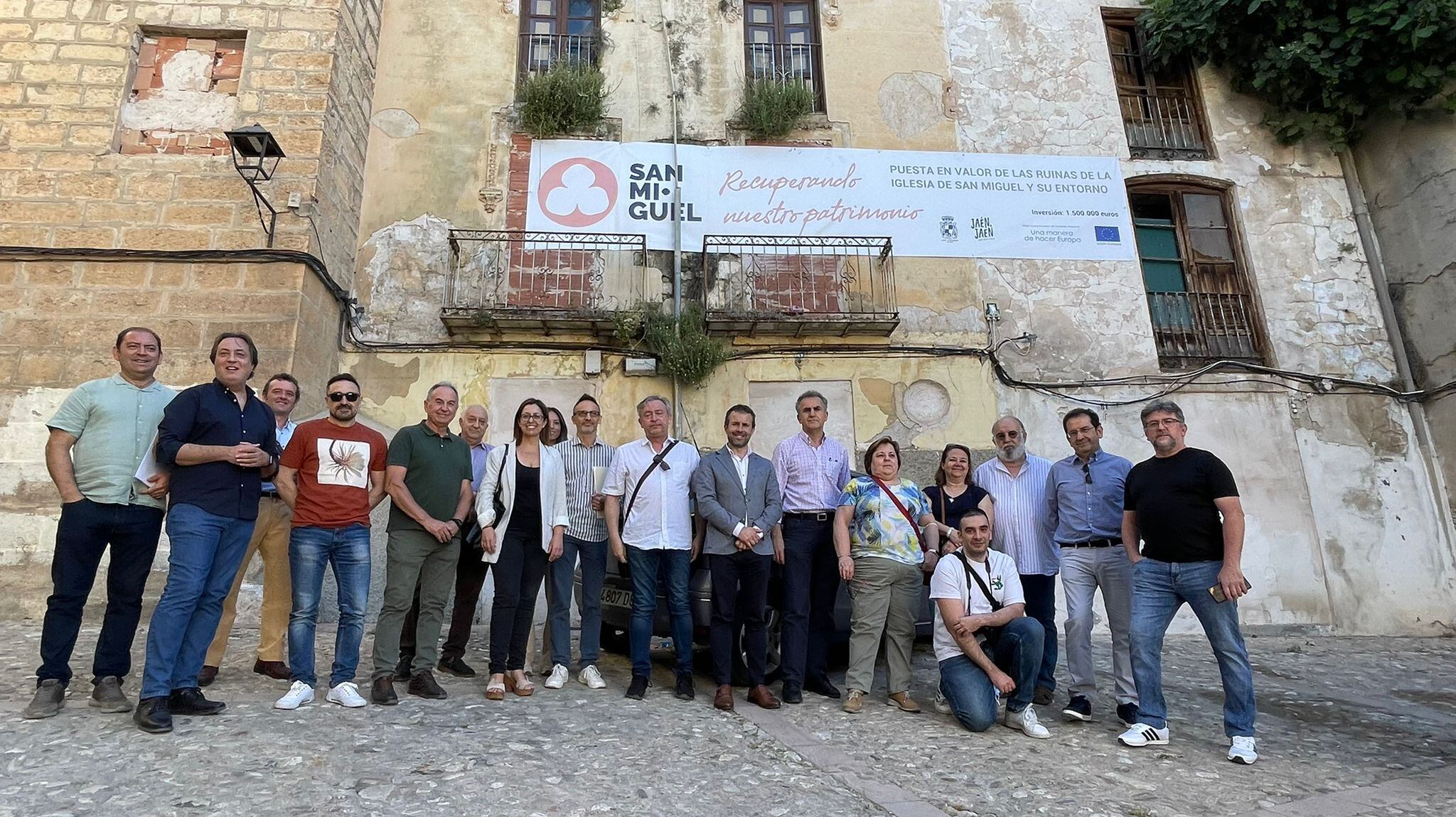 Autoridades municipales y representantes de diferentes asociaciones junto a los edificos que rodean las ruinas de la Iglesia de San Miguel de Jaén.