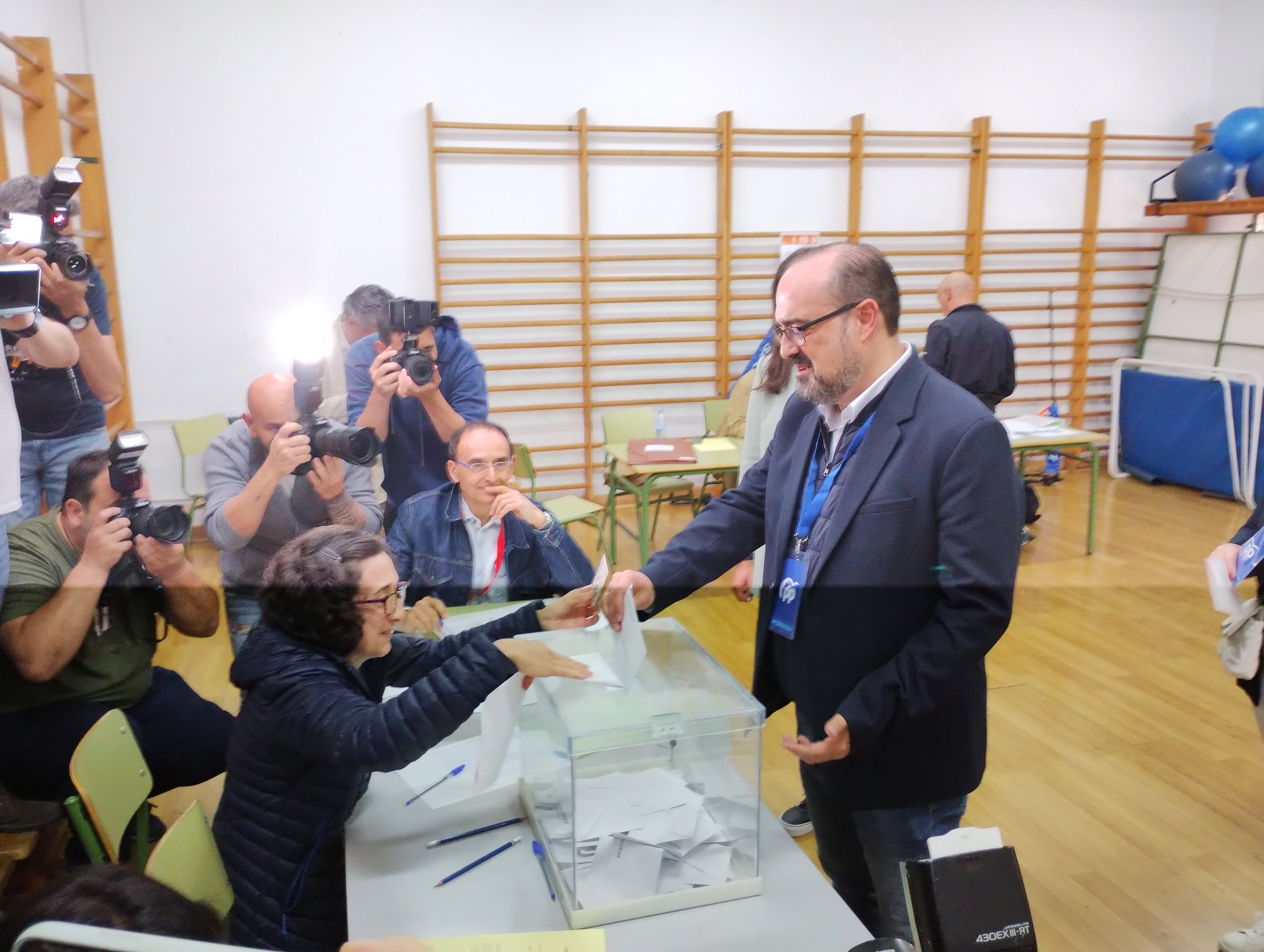 El candidato del PP, Marco Morala en el momento de depositar el voto