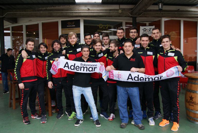 La plantilla marista acudió a la sede de uno de sus patrocinadores