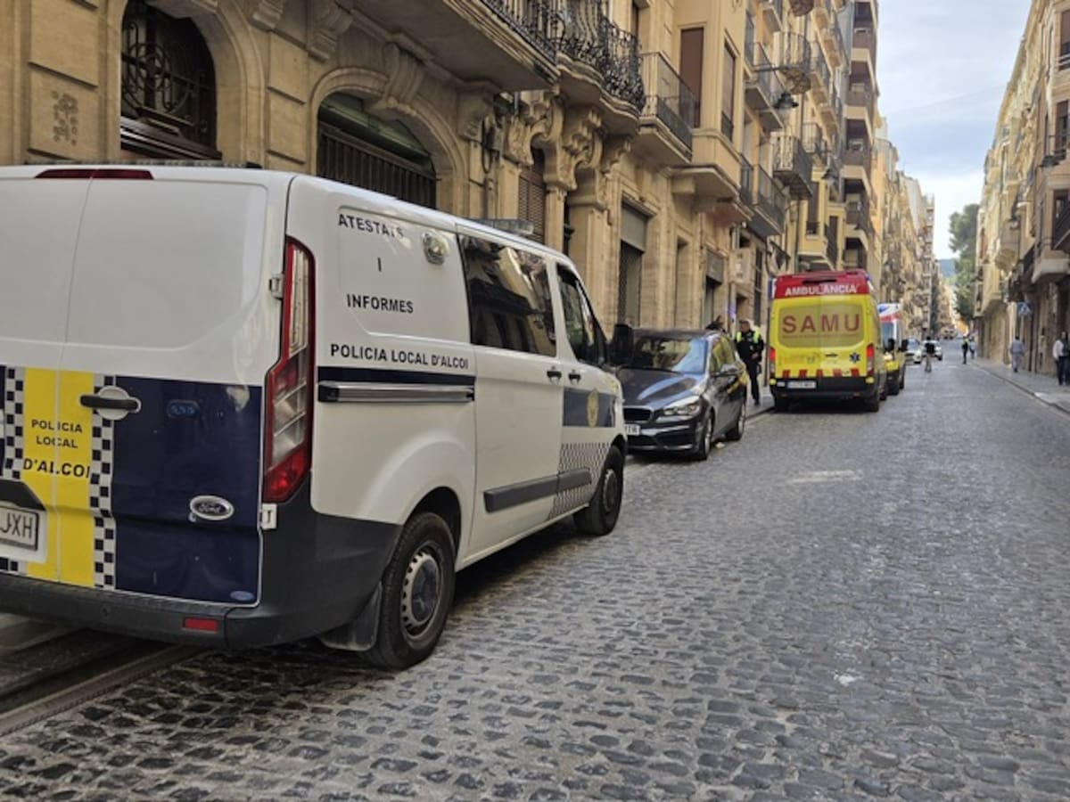 Un conductor sufre una indisposición y atropella a una mujer en el centro de Alcoy