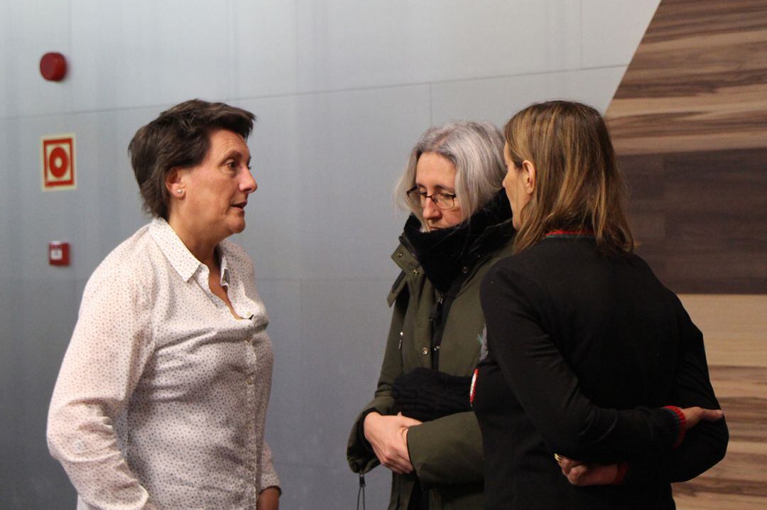 La presidenta del Sindicat de treballadors del comú d'Andorra la Vella, Emi Matarrodona, conversa amb membres del col·lectiu abans de la roda de premsa.