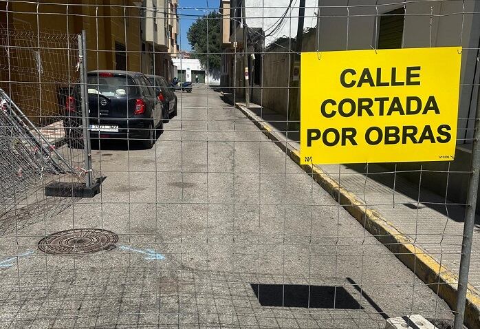 Calle cortada por obras en La Línea