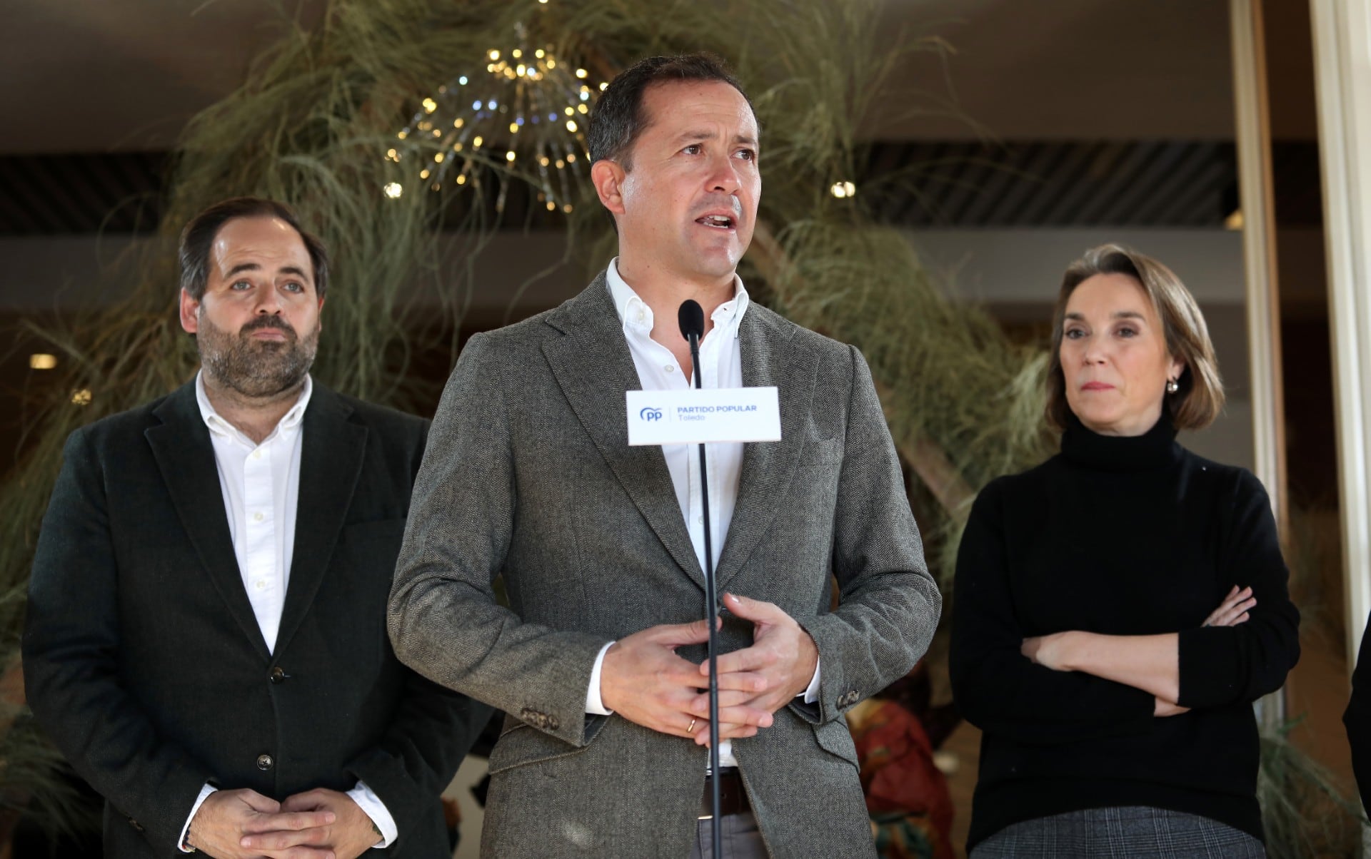 Carlos Velázquez, presidente del PP de Toledo, junto a Paco Núñez y Cuca Gamarra