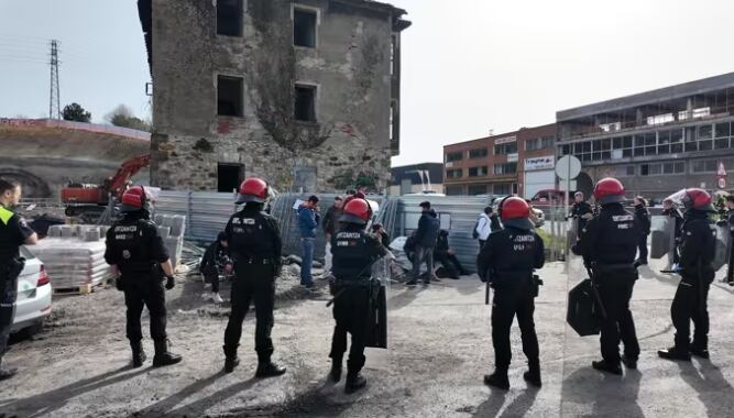 La Ertzaintza desaloja un edificio abandonado en Galdakao (Bizkaia). / Ertzaintza