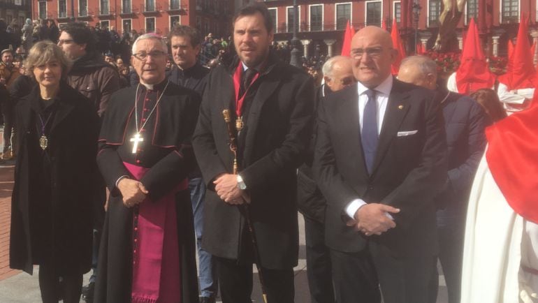 El alcalde de Valladolid, Oscar Puente (segundo por la derecha) con medalla y bastón municipal en los momentos previos a la celebración del sermón de las siete palabras en la Plaza Mayor de Valladolid