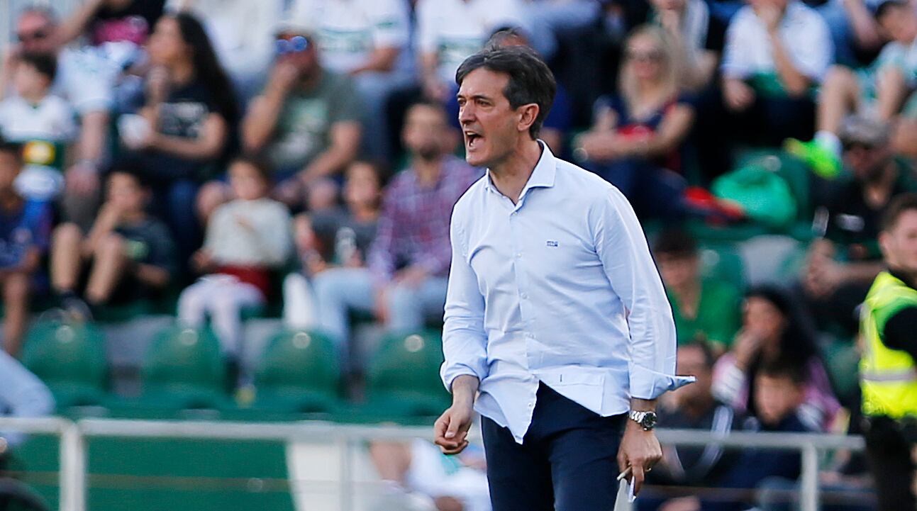 ELCHE, 11/03/2023.- El entrenador del Valladolid, José Rojo Martín "Pacheta" da instrucciones a sus jugadores durante el partido de Liga que el Elche y el Valladolid disputan este sábado en el estadio Martínez Valero de Elche. EFE / Manuel Lorenzo
