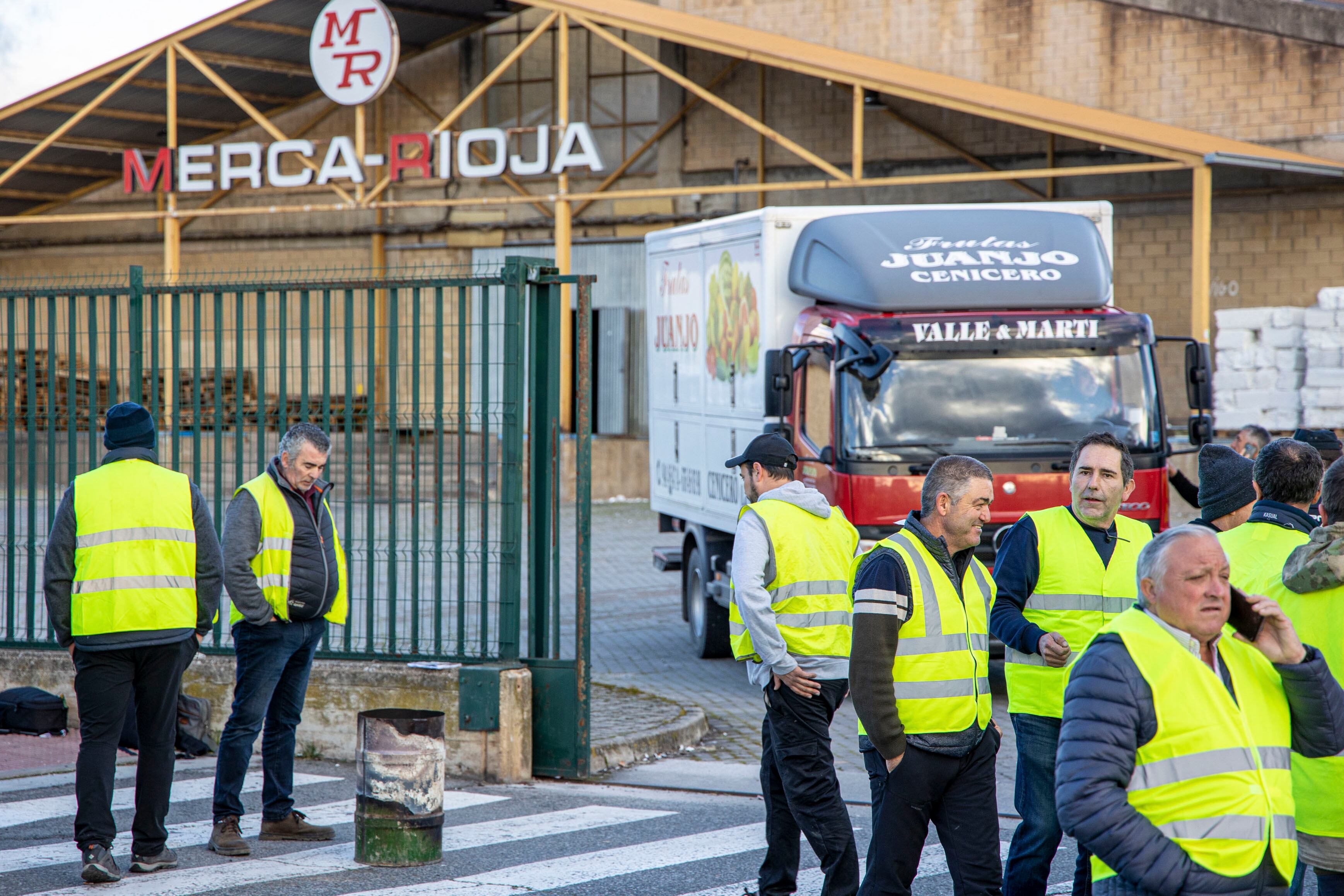 LOGROÑO 19/02/2024.- Más de medio centenar de tractores se encuentran desde primera hora de este lunes en las inmediaciones de MercaRioja, donde los agricultores y ganaderos, en una movilización no comunicada, efectúan algunos cortes intermitentes de furgonetas, sin que se hayan registrado incidentes. EFE/Raquel Manzanares