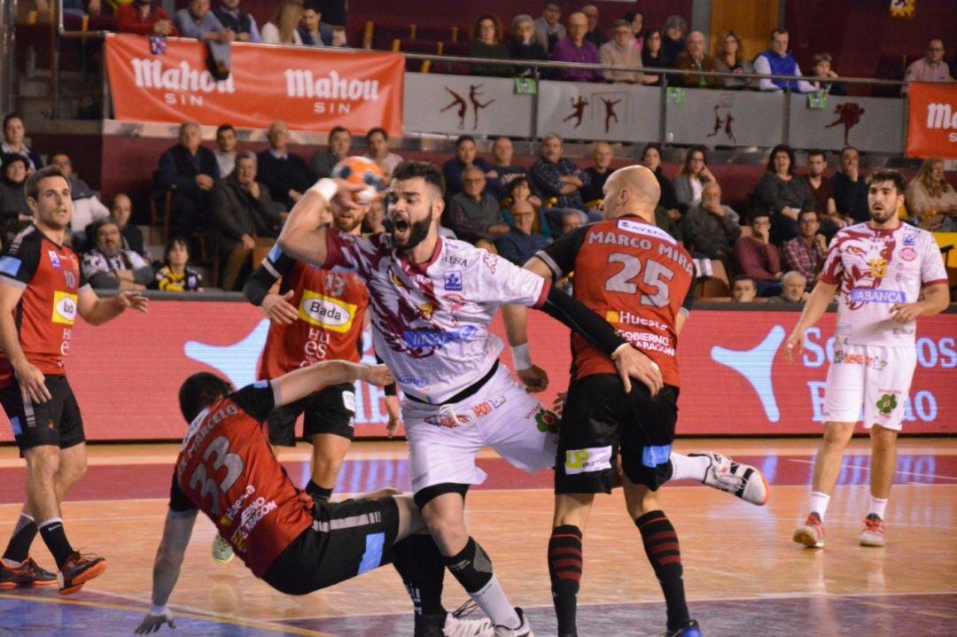 Rubén Marchan intenta un lanzamiento a portería