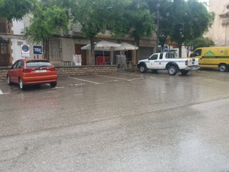 Una de las terrazas que se ponía en marcha, en la Plaza de España, en la primera jornada de la FASE 1, hoy cerrada ante las inclemencias meteorológicas