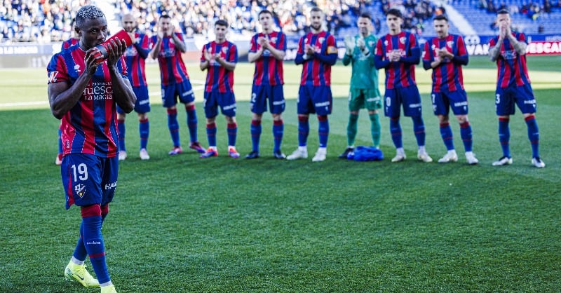 Soko, recibiendo ante sus compañeros el premio a mejor jugador del mes de diciembre de la Liga Hypermotion