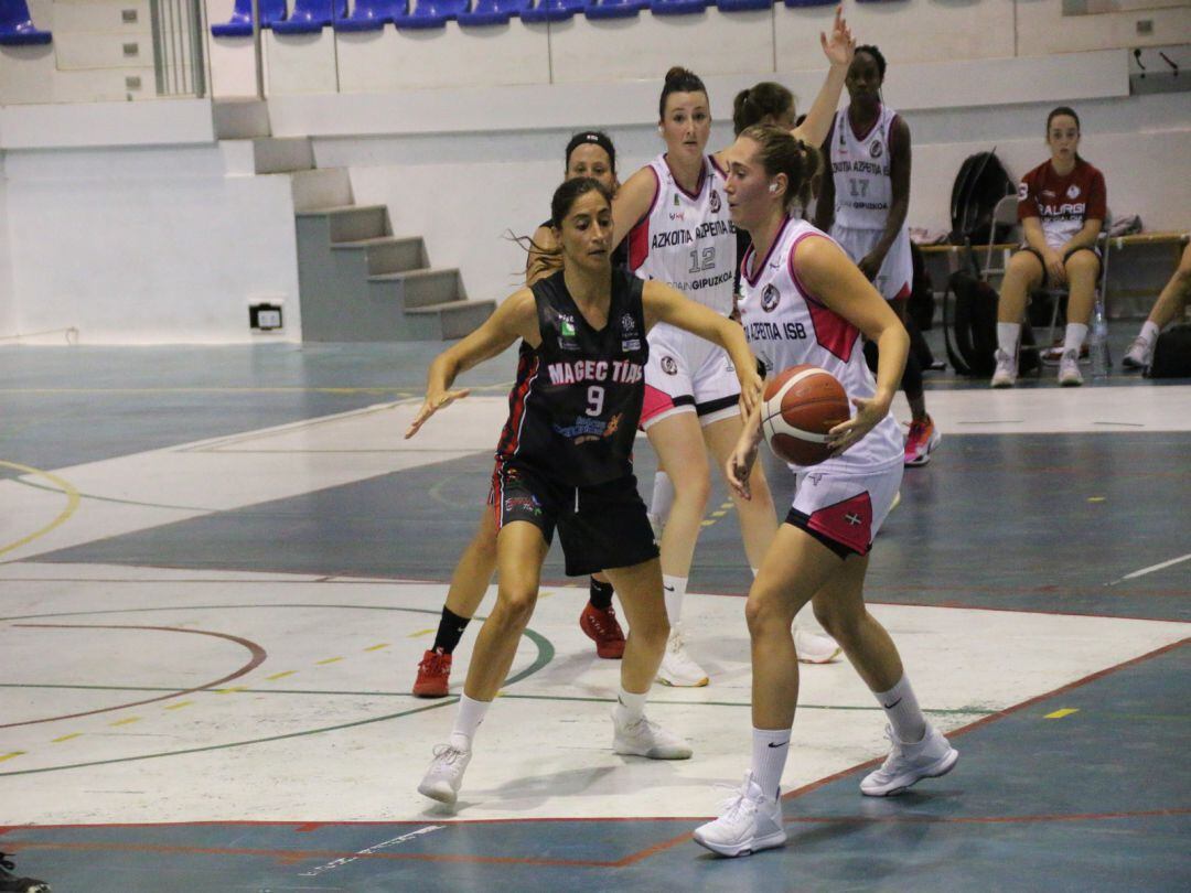 Pelea por el balón entre vascas y lanzaroteñas.