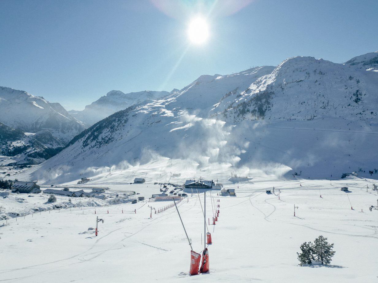Las estaciones se afanan en fabricar nieve para la apertura, este sábado. Imagen de Candanchú