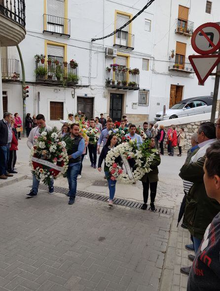 Amigos y el pueblo en general portan decenas de coronas en el cortejo funebre por el jóven fallecido en el accidente de tráfico