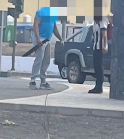 El hombre investigado portando el machete.