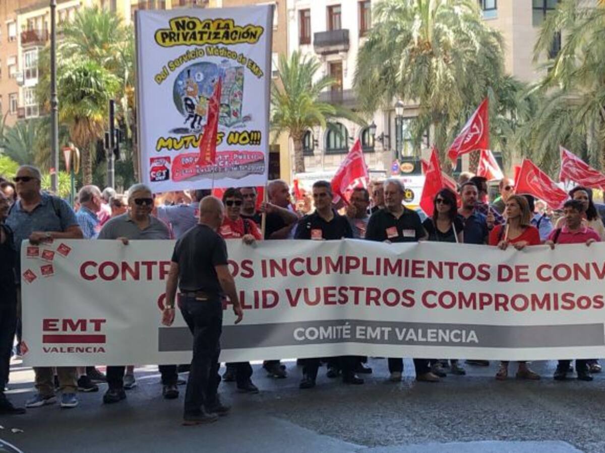 Un centenar de trabajadores de la EMT salen a protestar por las calles de Valencia