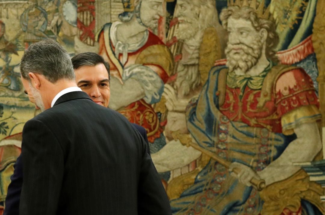 Pedro Sánchez posa con el rey Felipe VI de España, después de prestar juramento durante una ceremonia de juramento en el Palacio de la Zarzuela en Madrid el 8 de enero de 2020