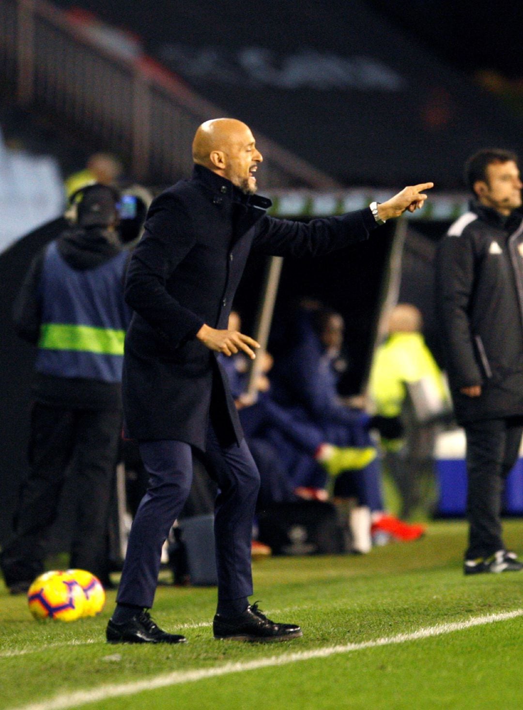 Miguel Cardoso dando instrucciones en Balaídos