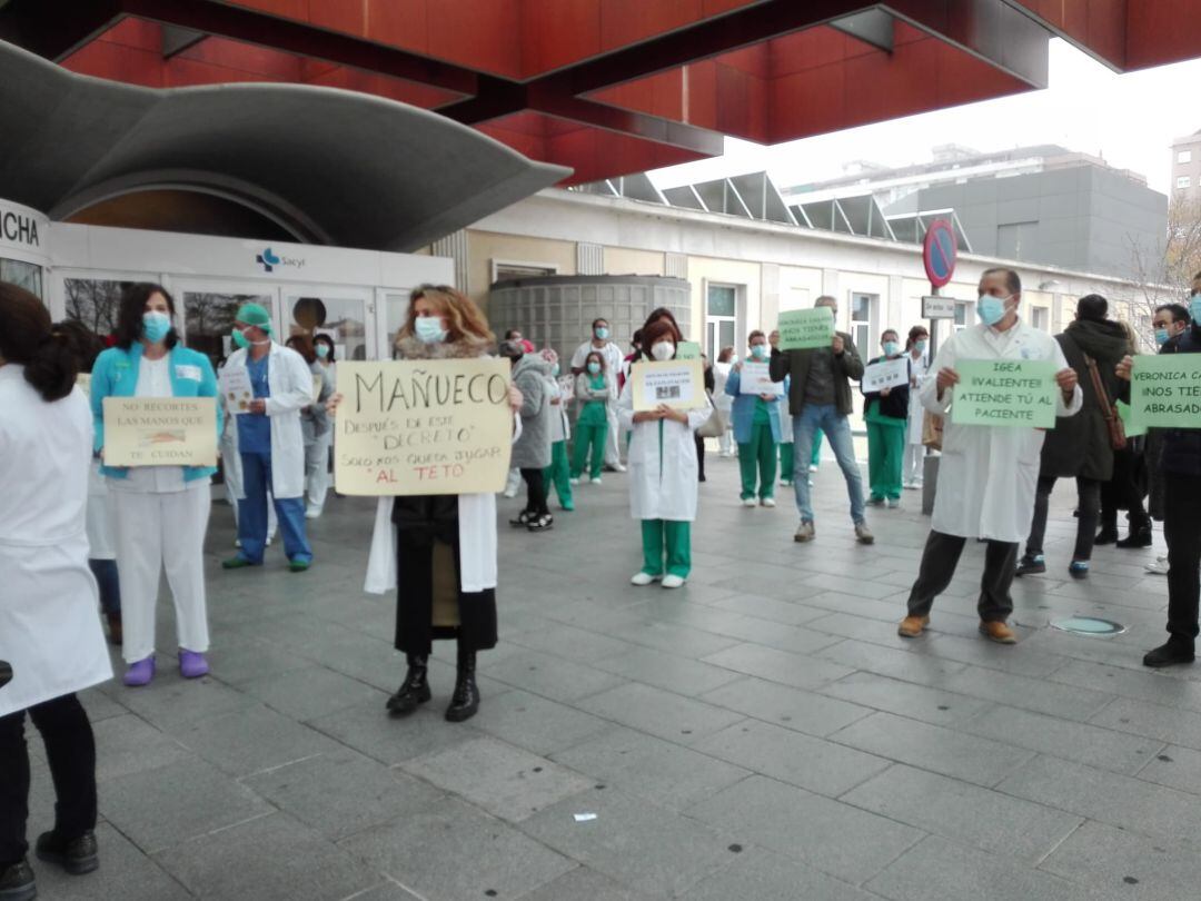 Concentracion de sanitarios ante el hospital Virgen de la Concha