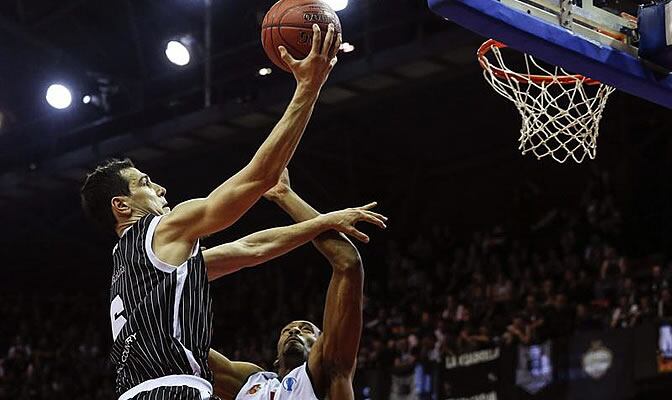 El alero norteamericano del Lokomotiv Kuban Derrick Brown intenta frenar al alero griego del Uxue Bilbao Basket Nikos Zisis