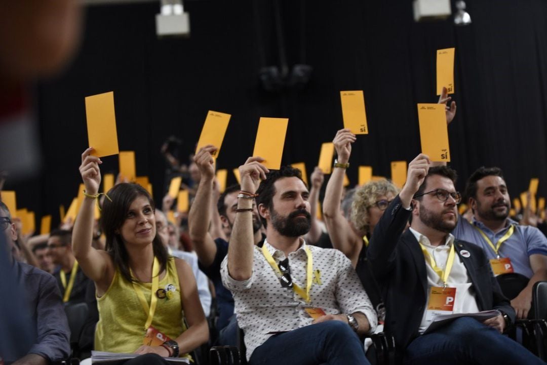 La portavoz de ERC, Marta Vilalta, el presidente del Parlament, Roger Torrent, y el vicepresidente de la Generalitat, Pere Aragonès, en la conferencia nacional de ERC de 2018