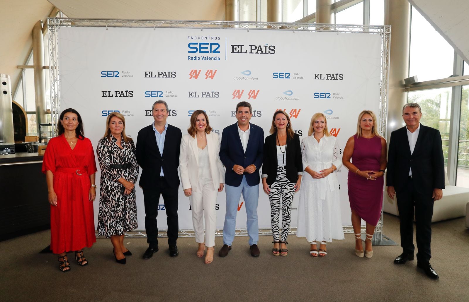 El president de la Generalitat Valenciana, Carlos Mazón, junto al delegado de Prisa Media en la Comunitat Valenciana, Bernardo Guzmán, parte de su Consell, la alcaldesa de València, María José Catalá y la alcaldesa de Castellón, Begoña Carrasco