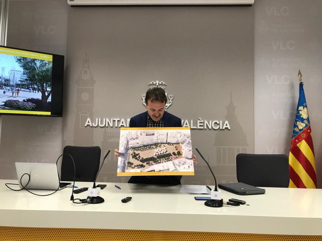 El concejal de Movilidad, Giuseppe Grezzi, ha presentado este viernes el proyecto de remodelación de la plaza de la Reina de València