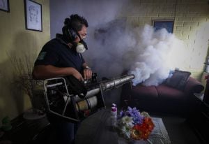 ES4001. SOYAPANGO (EL SALVADOR), 21/01/2016.- Un empleado del Ministerio de Salud fumiga el interior de una casa hoy, jueves 21 de enero de 2016, en la ciudad de Soyapango, 6 kilómetros al este de San Salvador. Las autoridades de Protección Civil de El Sa