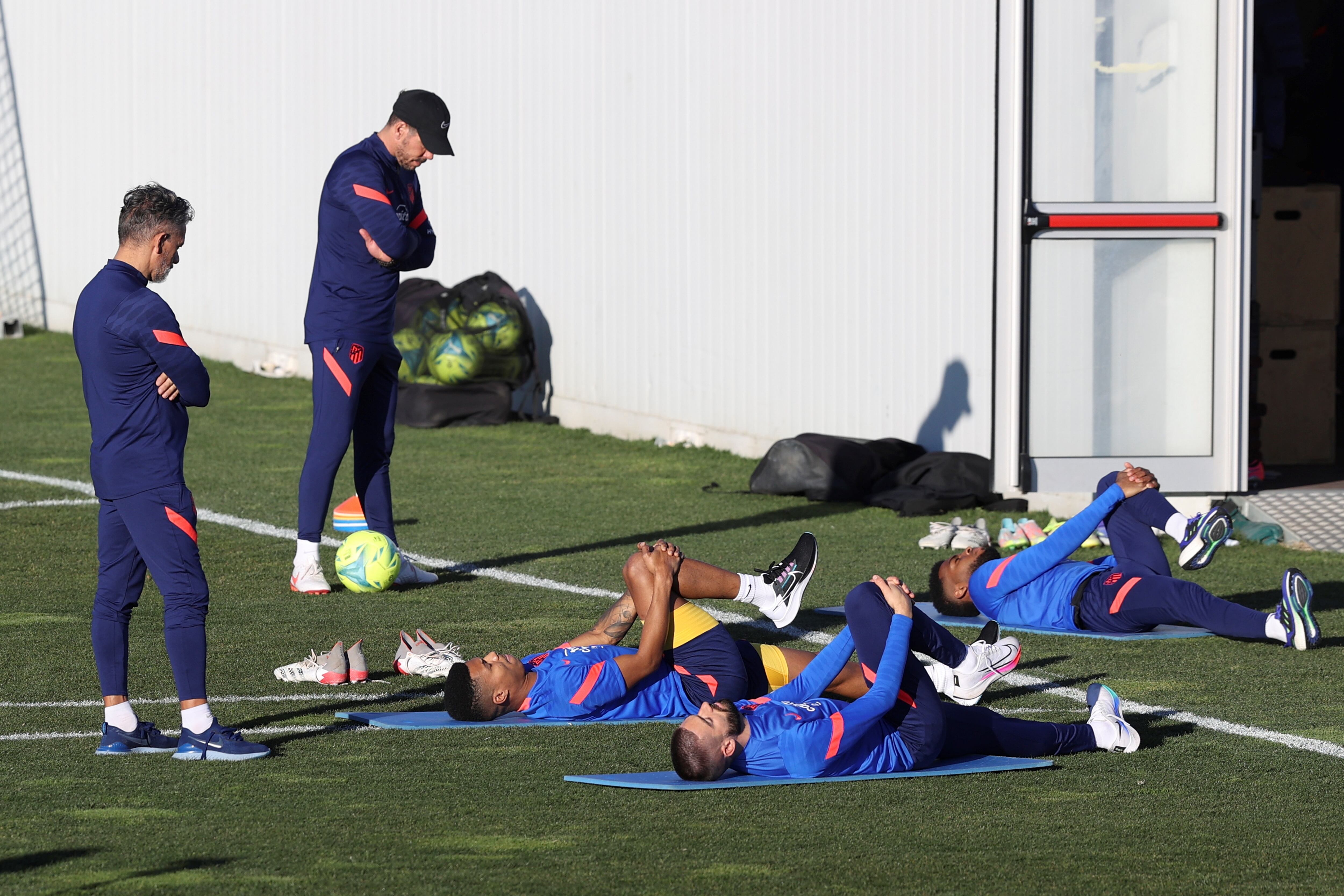 Yannick Carrasco y Diego Simeone, durante un entrenamiento del Atlético