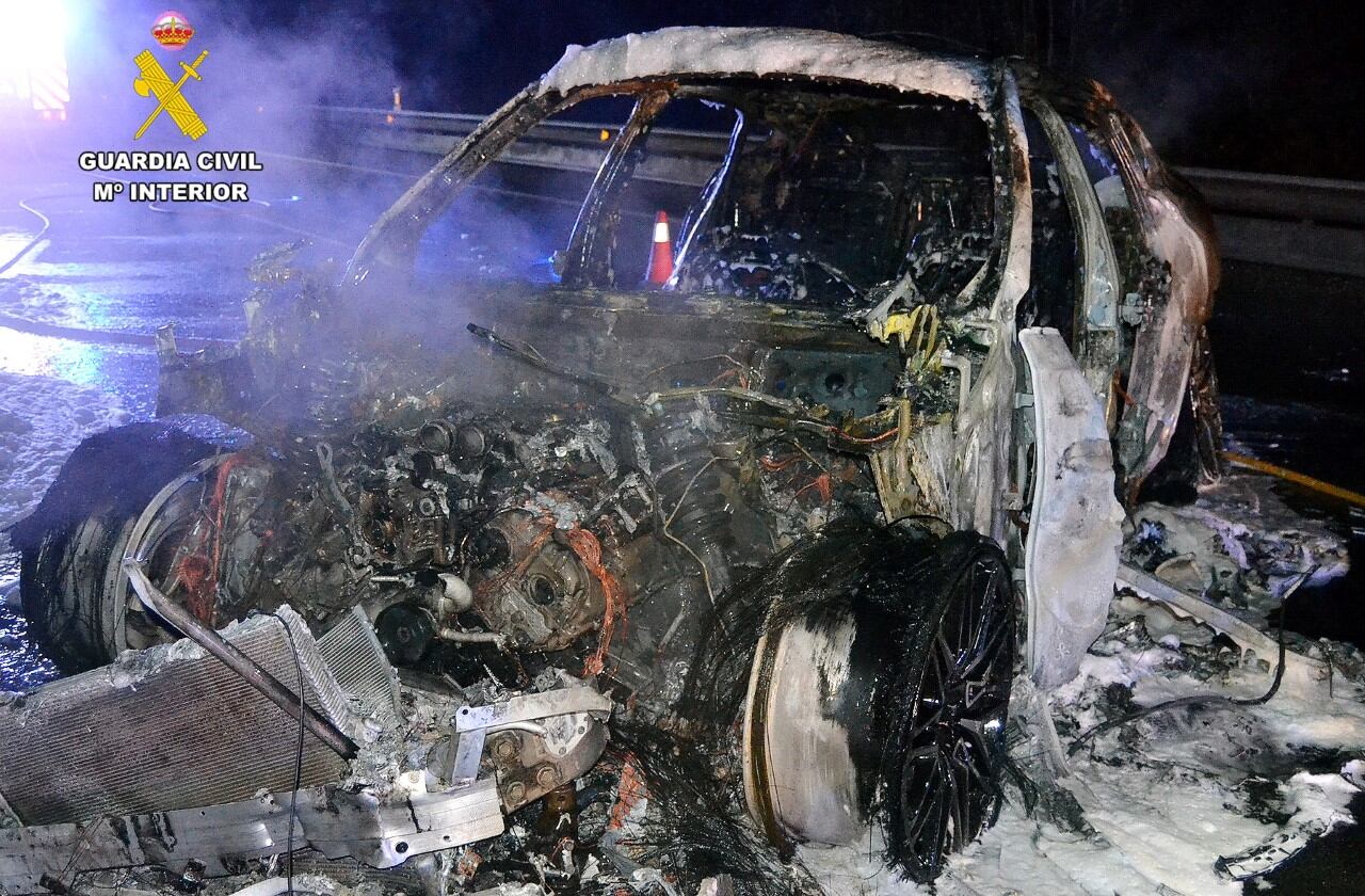 Coche incendiado en la A-8.
