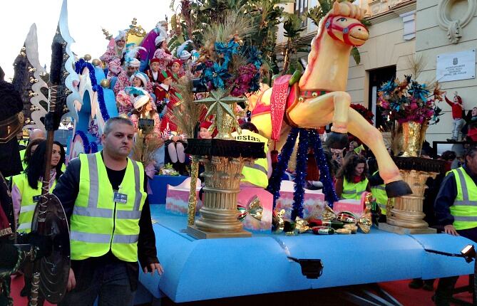 Una de las carrozas de la cabalgata de Málaga con protectores en el frente y los laterales y flanqueada por personal para vigilar que no se acercaran los niños a los vehícuños