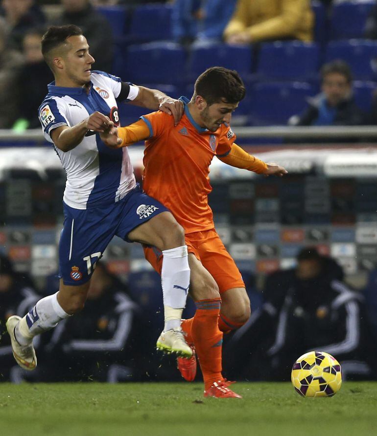 GRA297. CORNELLÀ-EL PRAT (BARCELONA), 08/02/2015.- El centrocampista del Espanyol Lucas Vázquez (i) disputa un balón al defensa del Valencia José Luis Gayá, durante el partido de la vigésima segunda jornada de la Liga de Primera División que se juega hoy en el Power 8 Stadium de Cornellà-El Prat (Barcelona). EFE/Toni Albir