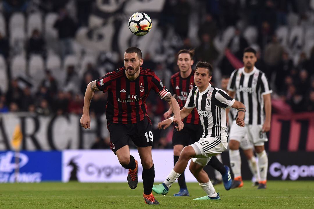 Bonucci y Dybala pugnan por un balón en el encuentro entre la Juventus de Turín y el AC Milán.