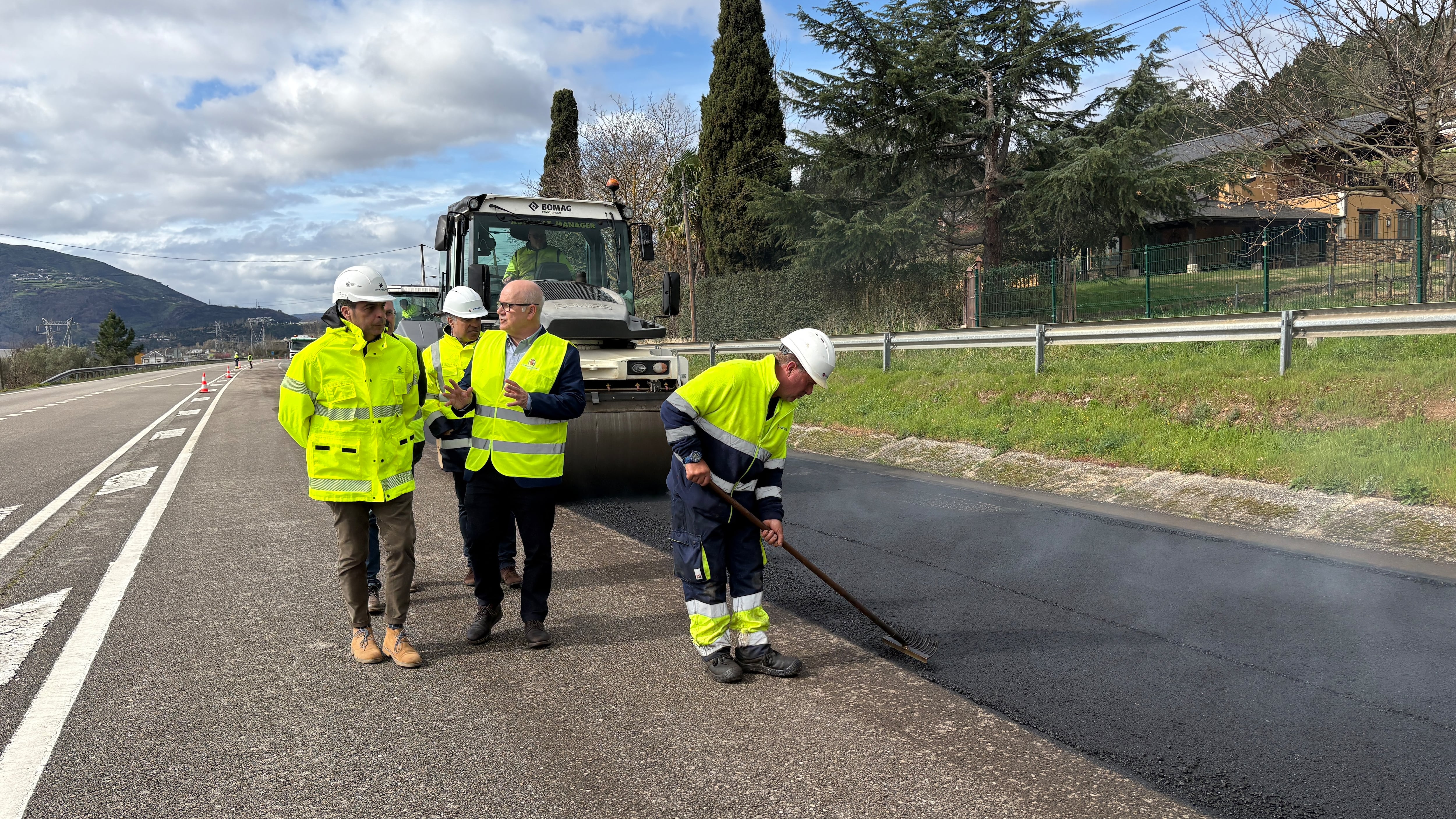 El subdelegado del Gobierno (2º por la dcha.) supervisa las obras de reparación del firme en la N-120