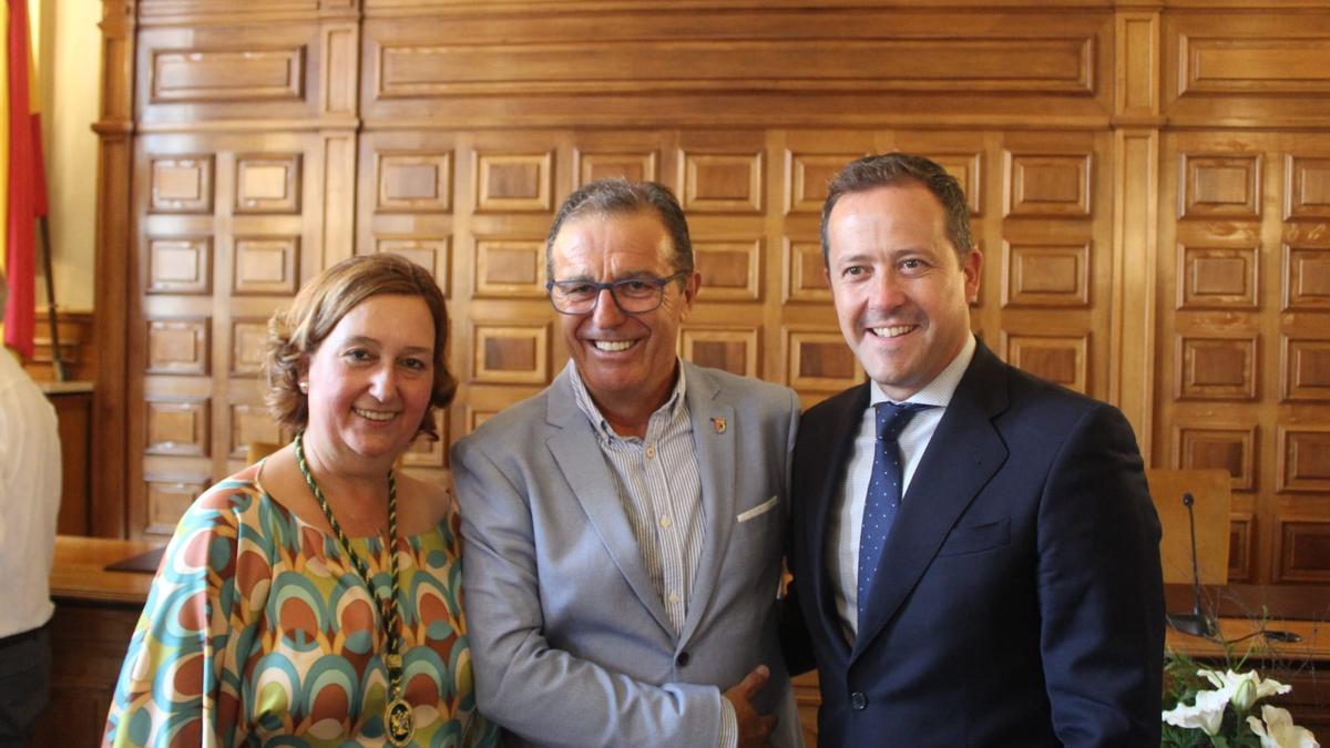 Fernando Gallego, alcalde de Camuñas, en el centro de la imagen