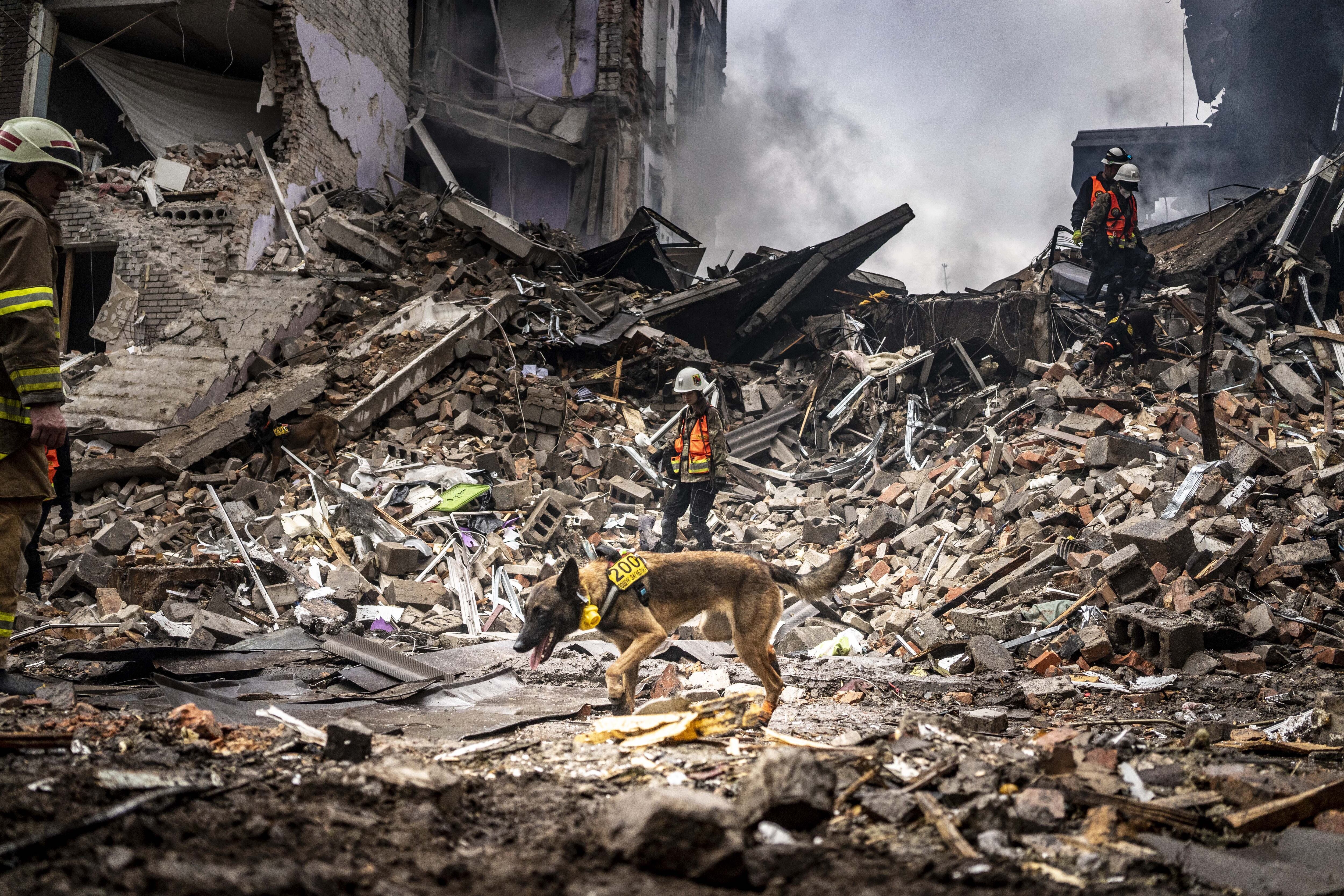 Los bomberos rescatan entre los escombros de un edificio destrozado tras un ataque ruso en Zaporiyia, en el sur de Ucrania, el lunes.