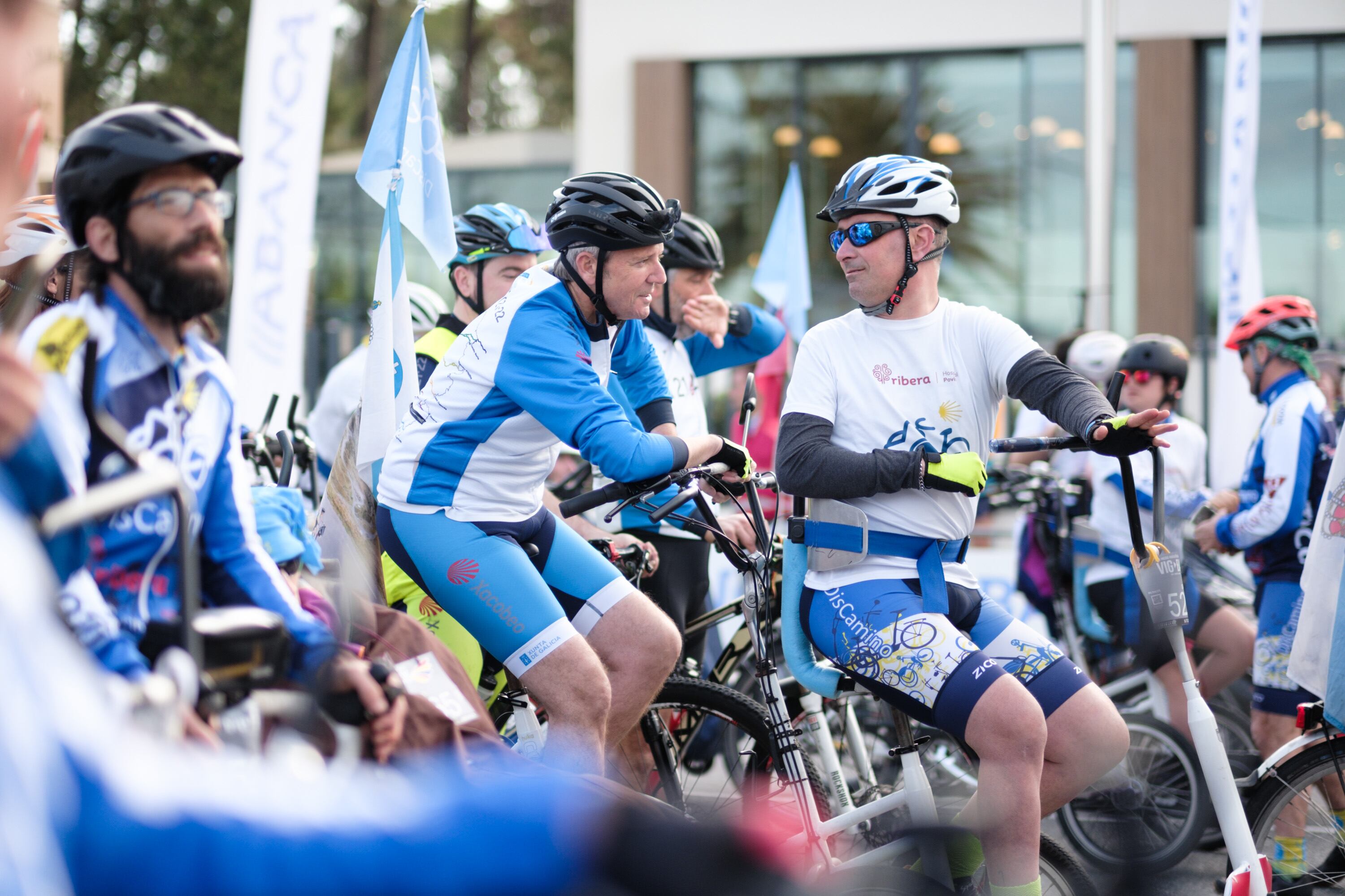 El presidente da Xunta, Alfonso Rueda, participaba este fin de semana en la Vig-Bay con los miembros de la asociación Discamino