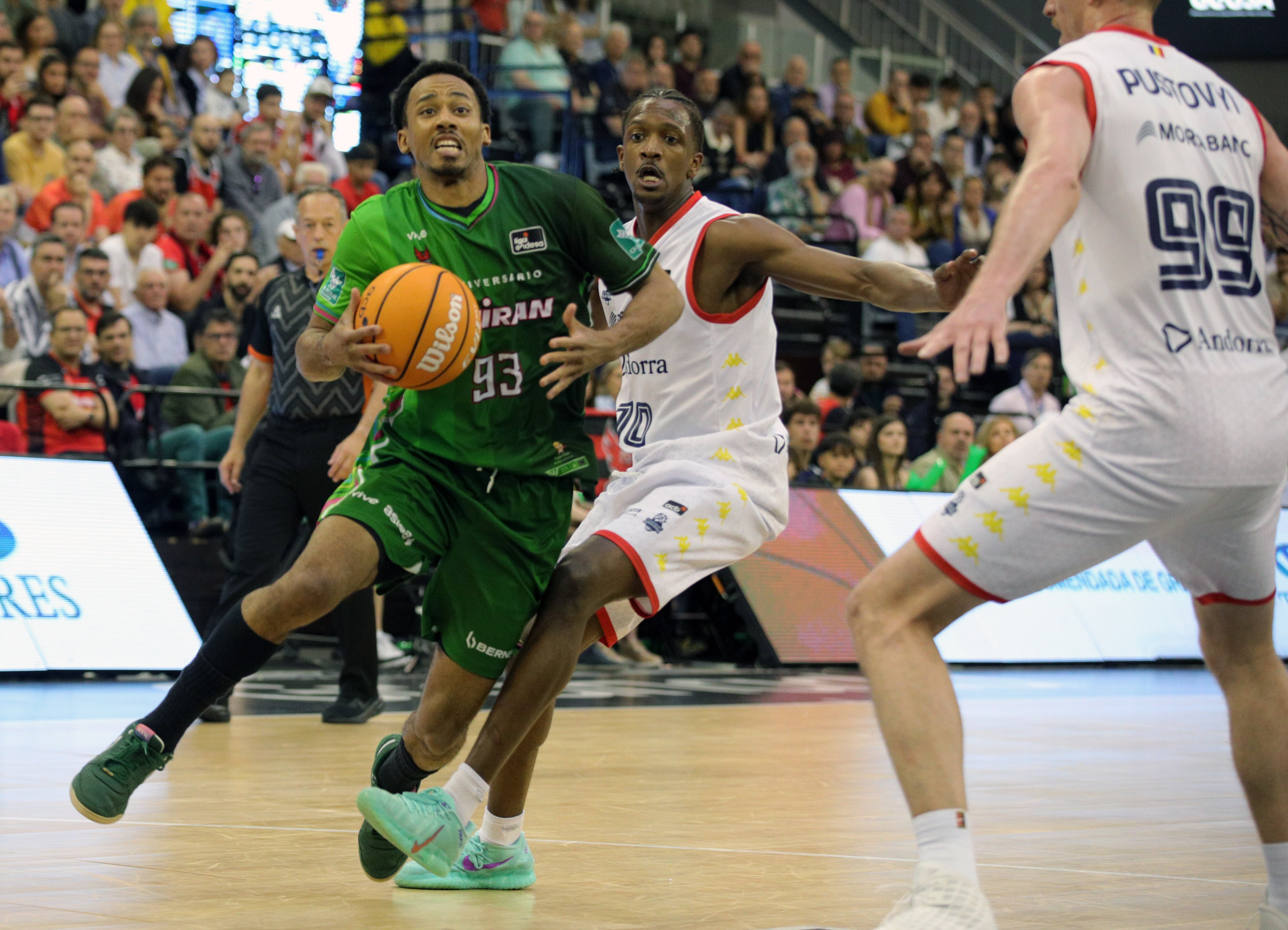 El base francès del Covirán Granada Mehdy Ngouama (i) i el base nord-americà del MoraBanc Andorra Jabari Rice, durant el partit corresponent a la 28ª jornada de la Lliga Endesa, disputat aquest diumenge.